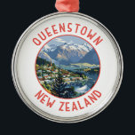 Queenstown Nieuw-Zeeland Retro Distress Circle Metalen Ornament<br><div class="desc">Queenstown retro vector reisontwerp. Het ligt aan de oevers van het Wakatipu-meer op het Zuidereiland,  tegenover de dramatische Zuidelijke Alpen.</div>