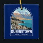 Queenstown Nieuw-Zeeland Travel Art Vintage Keramisch Ornament<br><div class="desc">Queenstown retro vector reisontwerp. Het ligt aan de oevers van het Wakatipu-meer op het Zuidereiland,  tegenover de dramatische Zuidelijke Alpen.</div>