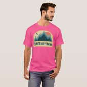 Queenstown Retro Mountain Badge T-shirt (Voorkant volledig)