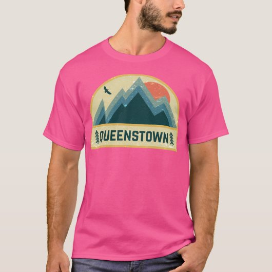 Queenstown Retro Mountain Badge T-shirt (Voorkant)