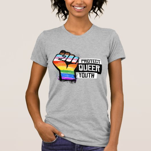 Queer jeugd beschermen - Progress Pride Fist T-shirt (Voorkant)
