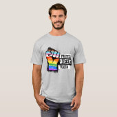 Queer jeugd beschermen - Progress Pride Fist T-shirt (Voorkant volledig)