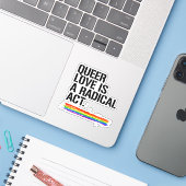 Queer liefde is een radicale daad sticker (Laptop met iPhone)