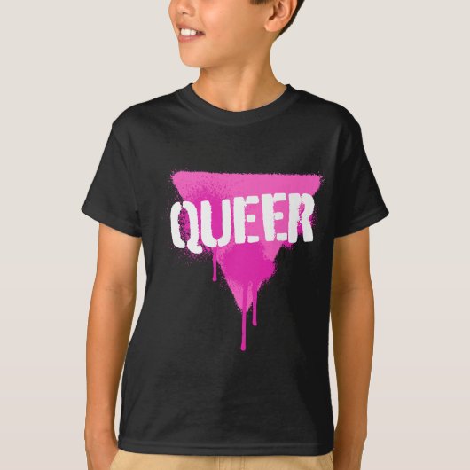 Queer roze driehoek in Punk spuitverf stencil T-shirt (Voorkant)