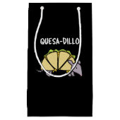 Quesa-Dillo Funny Quesadilla Pun Dark BG Klein Cadeauzakje (Voorkant)
