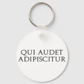 Qui Audet Adipiscitur Sleutelhanger (Voorkant)
