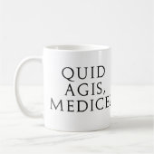Quid Agis, Medice? Koffiemok (Links)