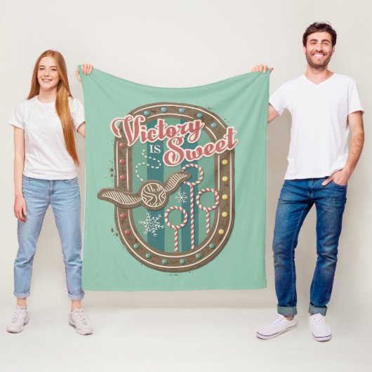 QUIDDITCH™ Victory is Sweet Holiday Cookie Graphic Fleece Deken (In situ)