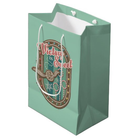QUIDDITCH™ Victory is Sweet Holiday Cookie Graphic Medium Cadeauzakje (Voorkant Gekanteld)