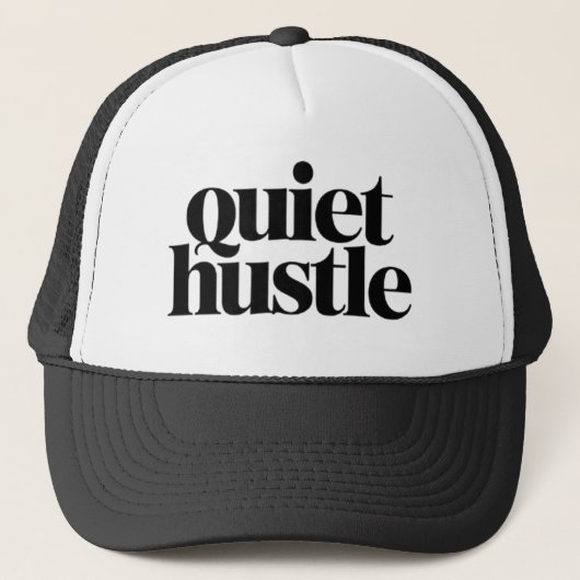 Quiet Hustle Motivational Hat – Minimal Adjustable Trucker Pet (Voorkant)