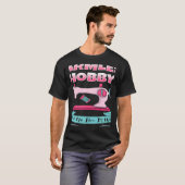 Quilter Sewing Machine Harmless Hobby Fab T-shirt (Voorkant volledig)