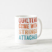 Quilters Komen Met Strings Attached Funny Quilting Koffiemok (Voorkant rechts)