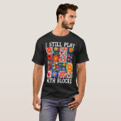 Quilting I Still Play With Blocks Sewing Quilter Q T-shirt (Voorkant volledig)