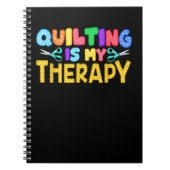 Quilting is mijn therapie | Verkiezing van geboort Notitieboek (Voorkant)