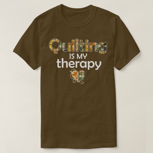 Quilting is mijn therapiefilting Fabric T-shirt (Design voorkant)