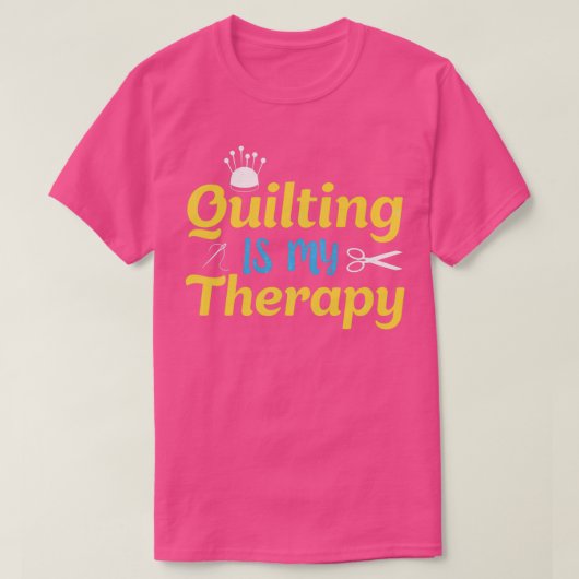 Quilting is mijn 'Therapy Funny Sewing Gift' voor  T-shirt (Design voorkant)