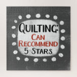 Quilting Review 5 sterren puzzel puzzel<br><div class="desc">Een grappig typografisch ontwerp met de tekst "Quilting: Can Recommended,  5 Stars". Het is zwarte en rode tekst op een witte rechthoek met funky,  speelse witte stippen eromheen,  allemaal op een grijze achtergrond.</div>