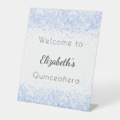 Quinceanera babyblauw wit glitsstof welkom reclamebord met voetstuk (Voorkant)