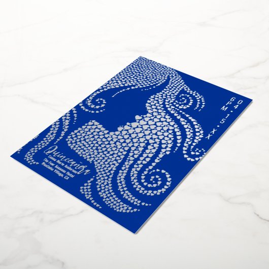 Quinceañera blauw meisje silhouet in harten zilver folie feestdagenkaart (Gedraaid)