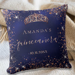 Quinceanera blue roos gold tiara name script kussen<br><div class="desc">Voor een elegant Quinceañera,  15e verjaardag. Een stijlvolle blauwe achtergrondkleur,  de blauwe kleur is ongelijk. Verkleurd met roos goudnevel,  een tiara kroon. Pas een naam,  leeftijd en een datum aan en voeg deze toe. Quinceañera is geschreven met een modern handgeschreven stijlscript met schuine streep.</div>