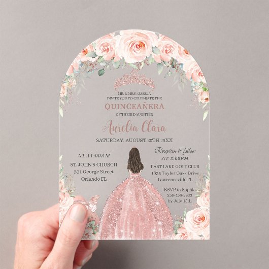 Quinceañera Blush Pink Floral Roos Gold Princess Acryl Uitnodigingen (Insitu (Draagbaar))