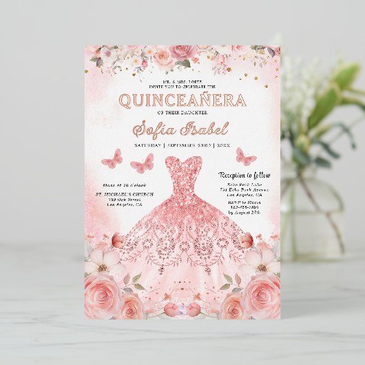 Quinceañera Blush Pink Rose Bloemenvlinder Folie Uitnodiging (Staand Voorkant)