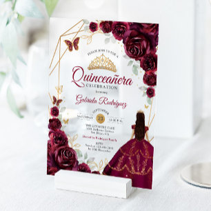 Quinceanera bordeauxrode jurk bloem goud acryl uitnodigingen