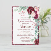 Quinceanera Burgundy Red Floral Glitter Uitnodigin Kaart (Staand voorkant)