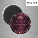 Quinceanera burgundy roos gold tiara name script magneet<br><div class="desc">Voor een elegant Quinceañera, 15e verjaardag. Een geweerkleurde achtergrond. Verkleurd met roos goudnevel en een tiara, kroon. Pas een naam, leeftijd en een datum aan en voeg deze toe. Quinceañera is geschreven met een modern handgeschreven stijlscript met schuine streep. Kan zowel worden gebruikt als feestbevoordeling of als bewaart de herinnering...</div>