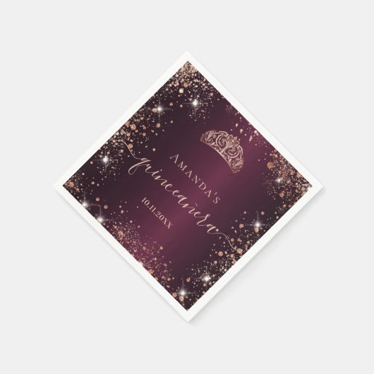 Quinceanera burgundy roos gold tiara name script servet (Hoek)