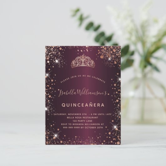 Quinceanera burgundy roos goudglitter stoftiara uitnodiging briefkaart (Staand voorkant)