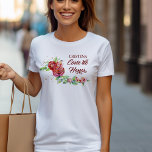 Quinceanera Corte de Honor Elegante rode rozenbloe T-shirt<br><div class="desc">Gepersonaliseerde Quinceanera tshirts voor uw Court de Honor. Bijpassend Mis Quince Anos tshirt beschikbaar voor de damas en quinceneara om samen te draag voor dansrepetities, winkeluitstapjes etc. Het bloemontwerp heeft een vrouwelijk en elegant arrangement van waterverf rozen en rozenknoppen in roze en rode tinten met zonovergoten bladeren en een besprenkeling...</div>