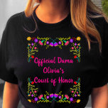 Quinceanera Dama Mexicaanse Fiesta Bloemen Zwart T-shirt<br><div class="desc">Gepersonaliseerd zwart Quinceanera T-shirt voor je Dama(s). De tekst op de voorkant is volledig bewerkbaar en u kunt ook de naam van de dama op de achterkant toevoegen, als u dat wilt. De felroze typografie is omlijst met een kleurrijk bloemenontwerp van Mexicaanse fiesta bloemen. Perfect voor de lieve 15-feesten en...</div>