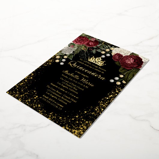 Quinceañera Glam Burgundy Roos Floral Birthday Folie Uitnodiging (Gedraaid)