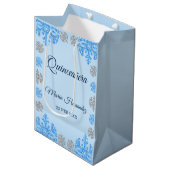 Quinceañera IJsblauw Zilver Winter Sneeuwvlok Medium Cadeauzakje (Voorkant Gekanteld)