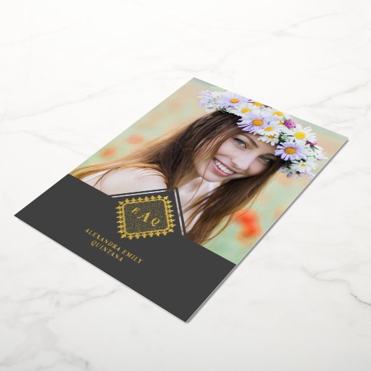 Quinceañera Initials Ornamental Lace Sophisticated Folie Uitnodiging (Gedraaid)