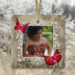 Quinceanera Keepomwille Gift, Red Butterflies Foto Keramisch Ornament<br><div class="desc">Rode vlinders Quinceanera-keepaardje is een mooi gepersonaliseerd kerstsiertje. Foto-ornamenten zijn veelzijdig voor roodbruine kleuren of voor woedende kleuren. Butterflies kunnen gemakkelijk resized en op herdenkingsgift worden herplaatst. Een veelzijdig cadeau voor Kerstmis of 15e verjaardag.</div>