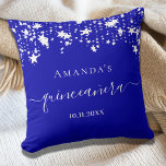Quinceanera koningsblauw wit sterren naam kussen<br><div class="desc">Voor een elegante Quinceañera,  15e verjaardag. Een trendy koningsblauwe achtergrond kleur. Versierd met witte sterren. Personaliseer en voeg een naam,  leeftijd en een datum toe. Quinceañera is geschreven met een modern handgeschreven stijlscript met swashes.</div>