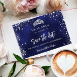 Quinceanera navy blue tiara glamoureus save the date<br><div class="desc">Een meisje en trendy Save the Date Card for a Quinceañera,  15e verjaardagsfeest. Een blauw,  oneven gekleurde achtergrond van de marine. Gedemoreerd met faux zilveren glitterstof en een tiara,  kroon. De tekst: Sparen de Datum wordt geschreven met een groot trendy hand lettered stijlmanuscript.</div>