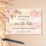 Quinceanera pampas blush butterfly save the date<br><div class="desc">Een meisje en trendy Save the Date for a Quinceañera, 15e verjaardagsfeest. Een zwarte roze, gouden gradiëntachtergrond van het roos, met een zwarte roze floraal, pamapgras en vlinderbloemige achtergrond. Pas een datum en een naam/leeftijd aan en voeg deze toe. De tekst: Sparen de Datum wordt geschreven met een groot trendy...</div>