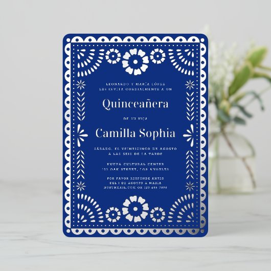 Quinceañera Papel Picado Elegant Royal Blue Silver Folie Uitnodiging (Staand Voorkant)