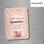 Quinceanera roos gouden koets luxe uitnodiging magneet<br><div class="desc">Een rozen gouden gradiënt achtergrond versierd met faux sparkles,  confetti en een romantisch  koets. Personaliseer en voeg haar naam,  feestdetails.</div>