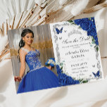 Quinceañera Royal Blue Bloemen  Zilver Foto Save The Date<br><div class="desc">Personaliseer dit mooie Quinceañera afbeelding bewaar de datumkaart met uw eigen formulering gemakkelijk en snel. Klik op de knop Bewerken met ontwerpgereedschappen om de tekst, tekst, tekenstijl, tekengrootte en tekenkleur verder te bewerken, meer tekst toe te voegen, afbeeldingen te verplaatsen of te verwijderen. De vlinders en kroon zijn beweegbaar, resizable,...</div>