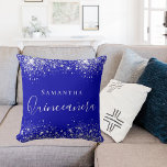 Quinceanera royal blue zilter glitter kussen<br><div class="desc">Een kussen voor een Quinceañera,  15-jarige meisjeskamer. Een koninklijke blauwe achtergrond met faux zilveren glitter stof. De tekst: Quinceañera wordt in wit geschreven met een groot modern,  met de hand geschreven stijlscript. Pas een naam aan en voeg deze toe.</div>