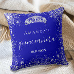 Quinceanera royal blue zilverglitter tiara name kussen<br><div class="desc">Voor een elegant Quinceañera,  15e verjaardag. Een trendy koninklijke blauwe achtergrondkleur. Gedemoreerd met faux zilveren glitterstof,  een tiarakop. Pas een naam,  leeftijd en een datum aan en voeg deze toe. Quinceañera is geschreven met een modern handgeschreven stijlscript met schuine streep.</div>