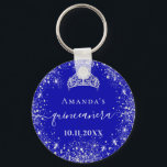 Quinceanera royal blue zilverglitter tiara name sleutelhanger<br><div class="desc">Voor een elegant Quinceañera, 15e verjaardag. Een trendy koninklijke blauwe achtergrondkleur. Gedemoreerd met faux zilveren glitterstof, een tiarakop. Pas een naam, leeftijd en een datum aan en voeg deze toe. Quinceañera is geschreven met een modern handgeschreven stijlscript met schuine streep. Kan worden gebruikt als herinnering voor datum opslaan voor uw...</div>