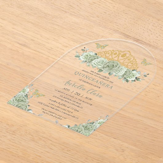 Quinceañera Sage Groene Bloemen Gouden Kroon Vlind Acryl Uitnodigingen (Laagn)