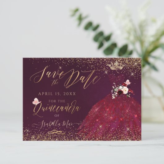 Quinceanera Save the Date Burgundy Gown Kaart (Staand voorkant)