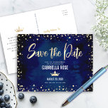 Quinceañera Save the Date Navy Gold Glitter Crown Uitnodiging Briefkaart<br><div class="desc">Zorg ervoor dat al je vrienden en familieleden de mijlpaal van je dochter Quinceañera kunnen vieren! Stuur dit prachtige, moderne, gepersonaliseerde "save the date"-briefkaart voor uw evenement. Sparkly gouden faux folie kalligrafie script, kroon, en kleine confetti glitter stippen, samen met witte sans serif typografie, bedekken een dramatische marineblauwe waterverf achtergrond....</div>