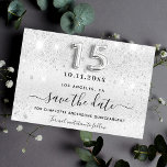Quinceanera Silver Glitter sparren Save The Date<br><div class="desc">Een trendy Save the Date for a Quinceañera,  15e verjaardagsfeest. Een faux zilveren achtergrond met een faux glitter,  sparkles. Pas een datum en een naam/leeftijd aan en voeg deze toe. De tekst: Sparen de Datum wordt geschreven met een groot trendy hand lettered stijlmanuscript. Nummer 15 met een ballonstijllettertype.</div>